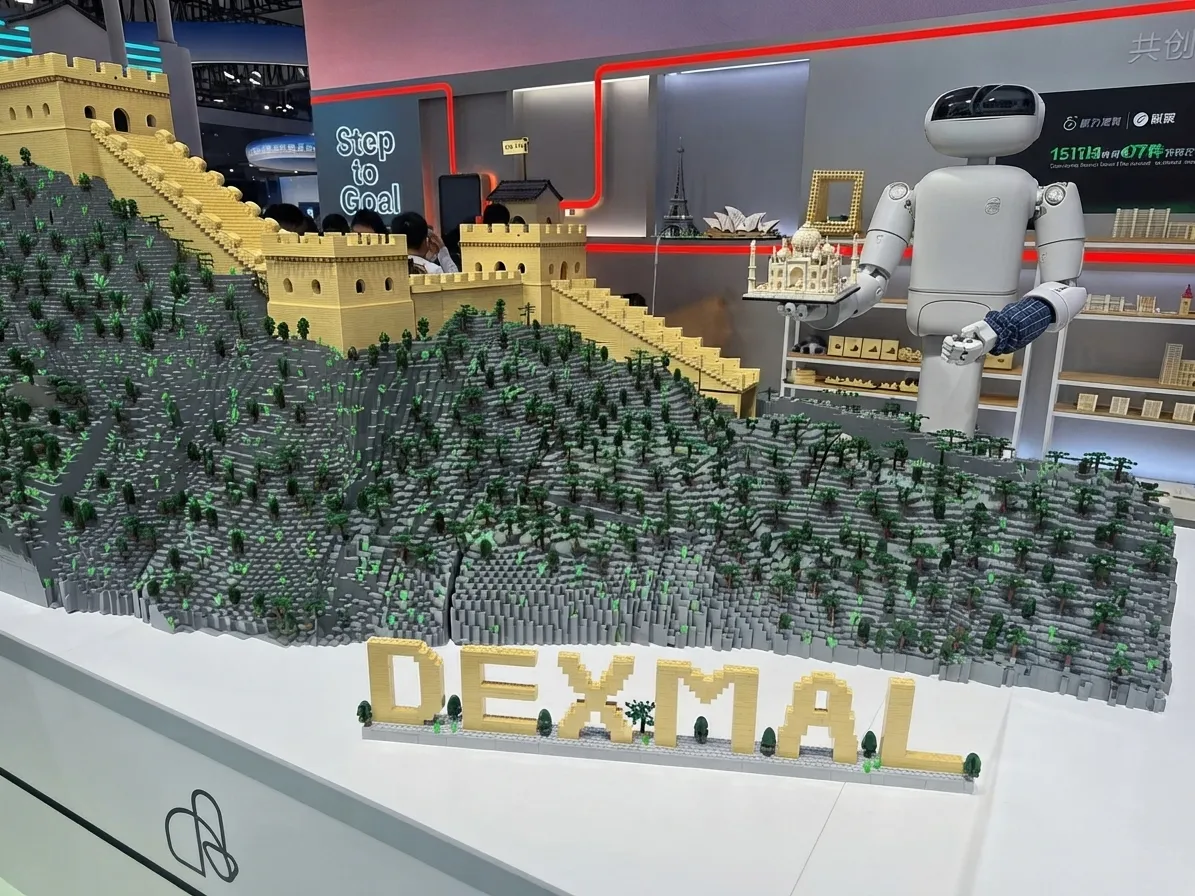 China's Robots Build a Mini Great Wall at WAIC 2026, Demonstrating the Future of Industrial AI