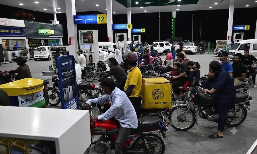 Pakistan's Petrol Pumps Set for Nationwide Shutdown After Government Talks Fail