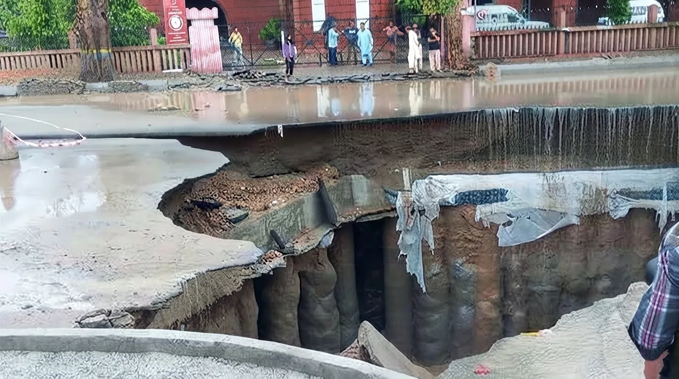 Another Sinkhole Reported on Lahore's Khayaban-e-Firdousi Road After Heavy Rain